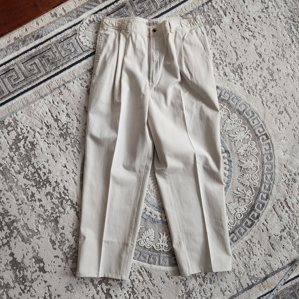 2000s pleated trousers or slacks or khaki